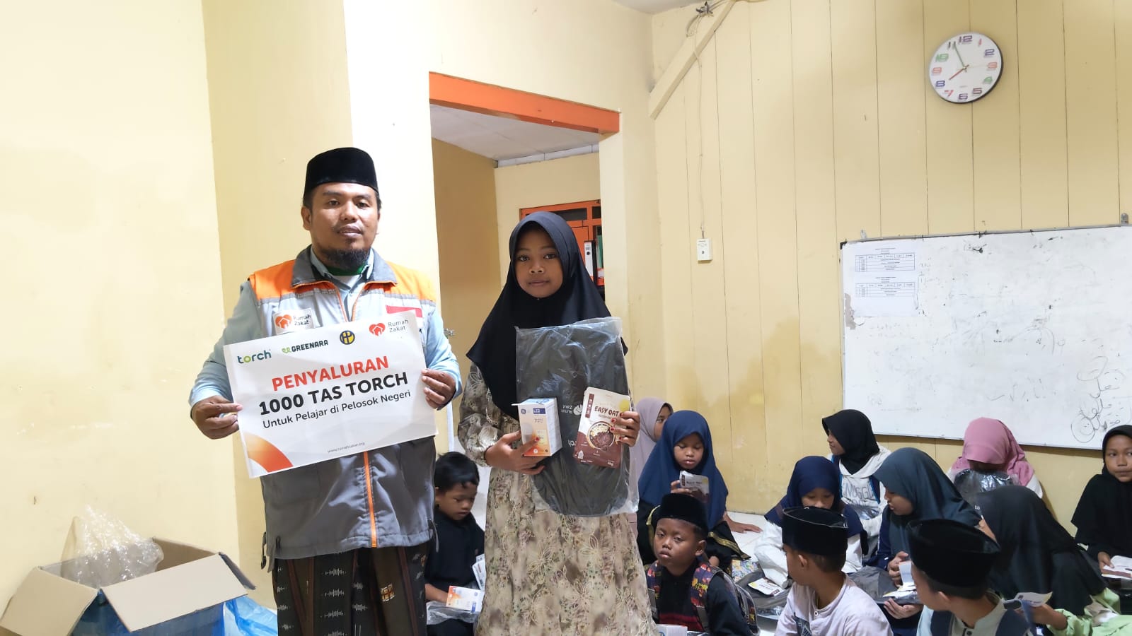 Anak-anak Desa Branta Pesisir menerima bantuan paket Tas Torch dari Rumah Zakat dan Torch