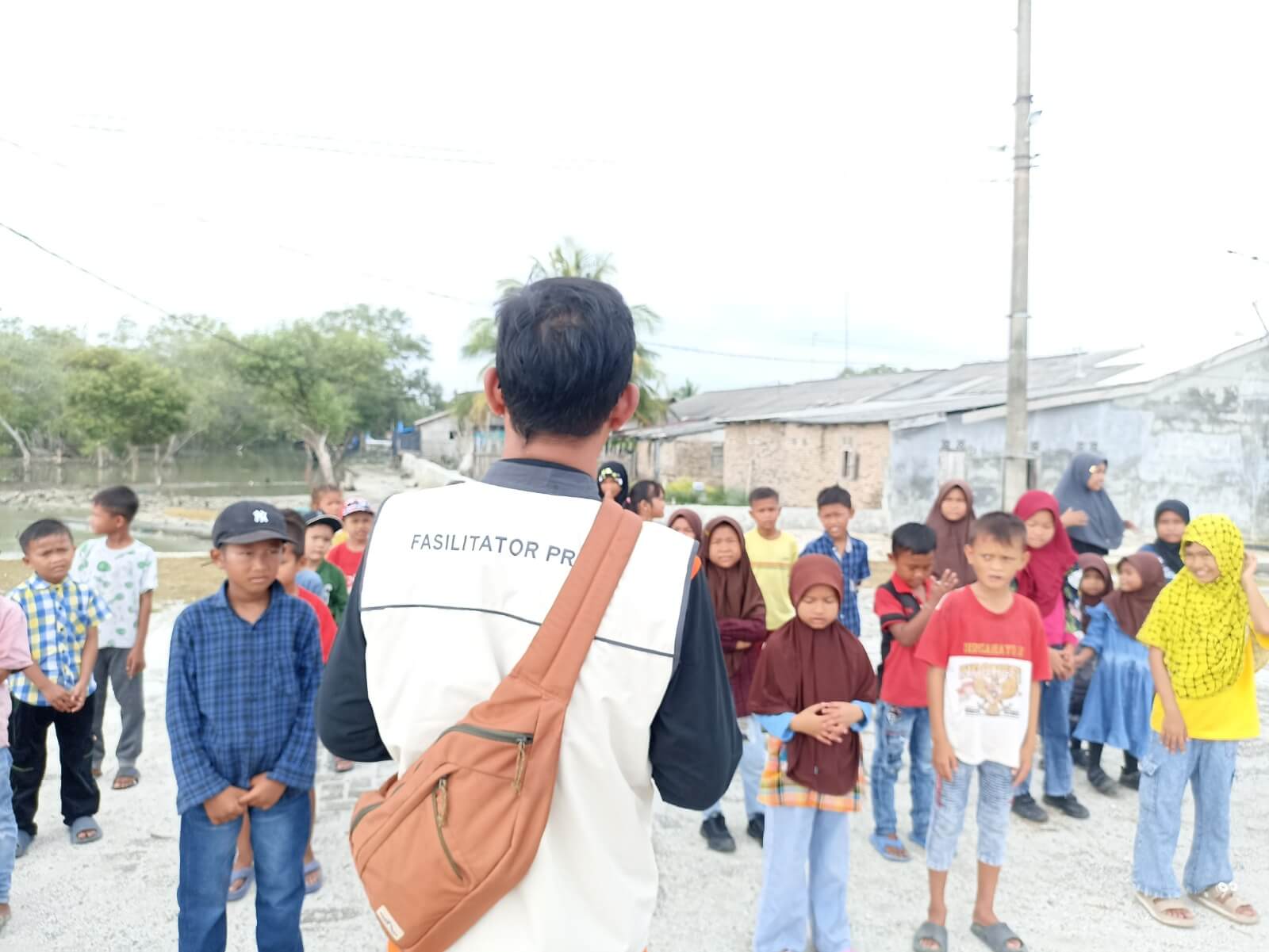 WhatsApp Image 2025-08-08 at 10.36.41 iswa-siswi SD Negeri 16 Bandar Rahmat bersama guru dan relawan Rumah Zakat menanam pohon mangrove di pesisir Pantai Bandar Rahmat, Batu Bara