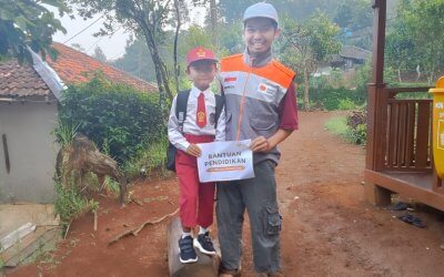 Rumah Zakat Salurkan Bantuan Pendidikan untuk Riza di Gunung Halu