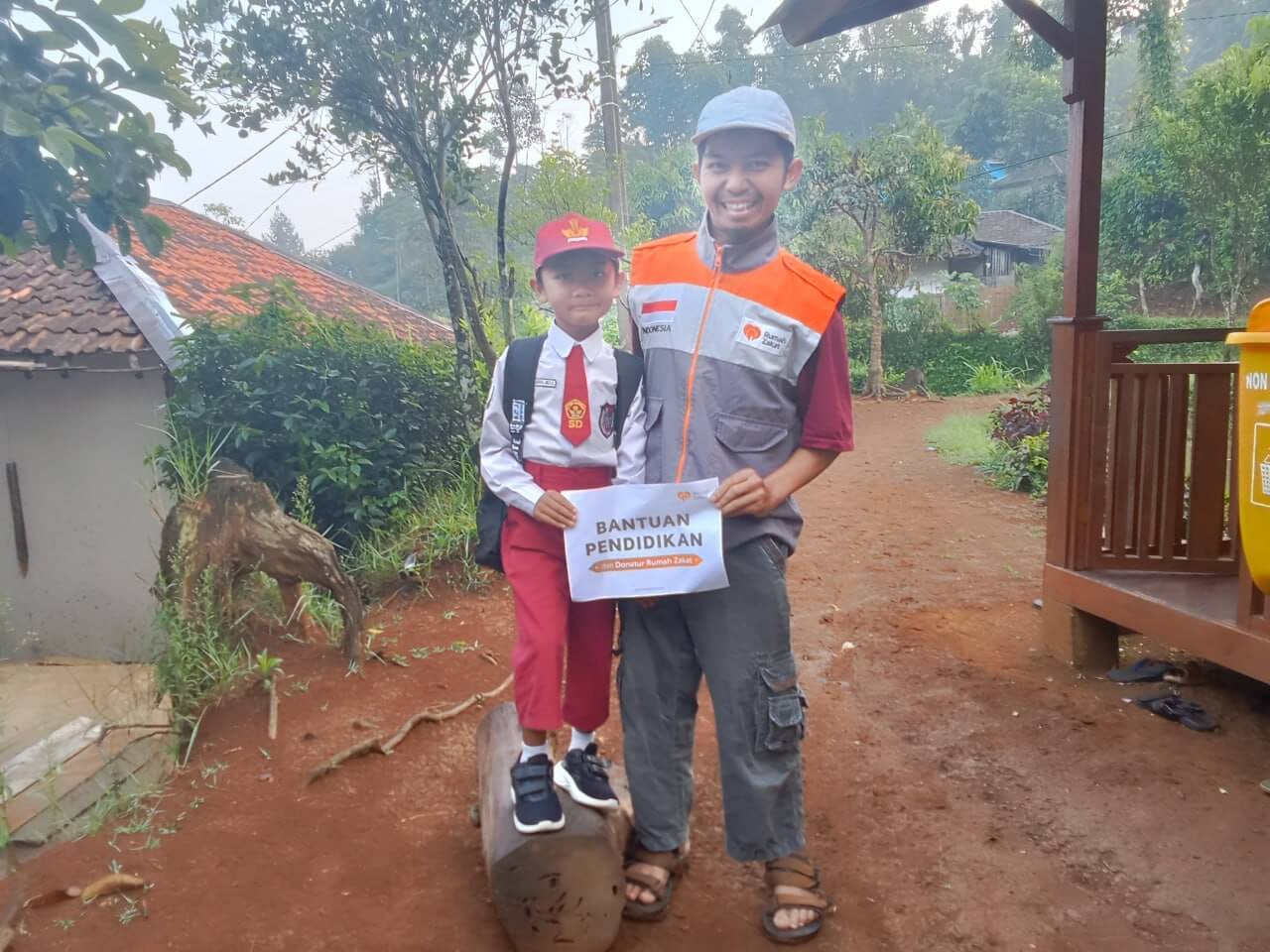 photo_2025-08-05_09-55-06 Riza Abdul Aziz bersama ayahnya berfoto usai menerima bantuan pendidikan dari Rumah Zakat