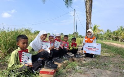 PT Persona Optima Indonesia Bersama Rumah Zakat Salurkan Sepatu dan Buku Baru untuk Anak-Anak SD Al-Hikmah Kuburaya