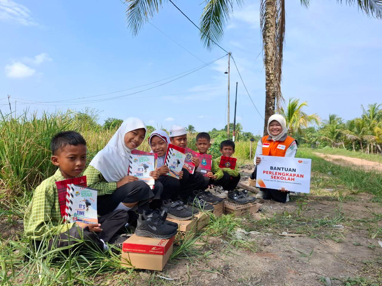 photo_2025-08-05_10-36-28 Anak-anak SD Al-Hikmah Kuburaya tersenyum menerima sepatu dan buku dari Rumah Zakat dan PT Persona Optima Indonesia
