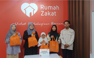 Bantuan Perlengkapan Sekolah dari Rumah Zakat dan Uwais Hijab Disalurkan untuk Siswa Prasejahtera di Cilegon