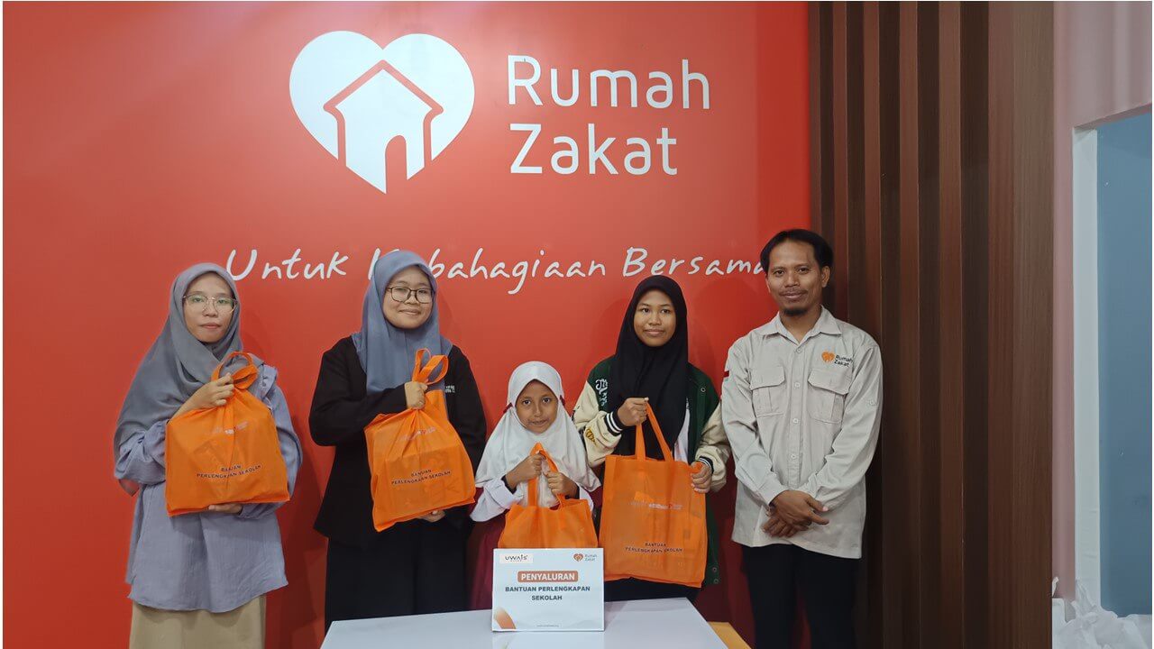 photo_2025-08-05_11-19-18 Penyerahan bantuan perlengkapan sekolah dari Uwais Hijab dan Rumah Zakat di Cilegon