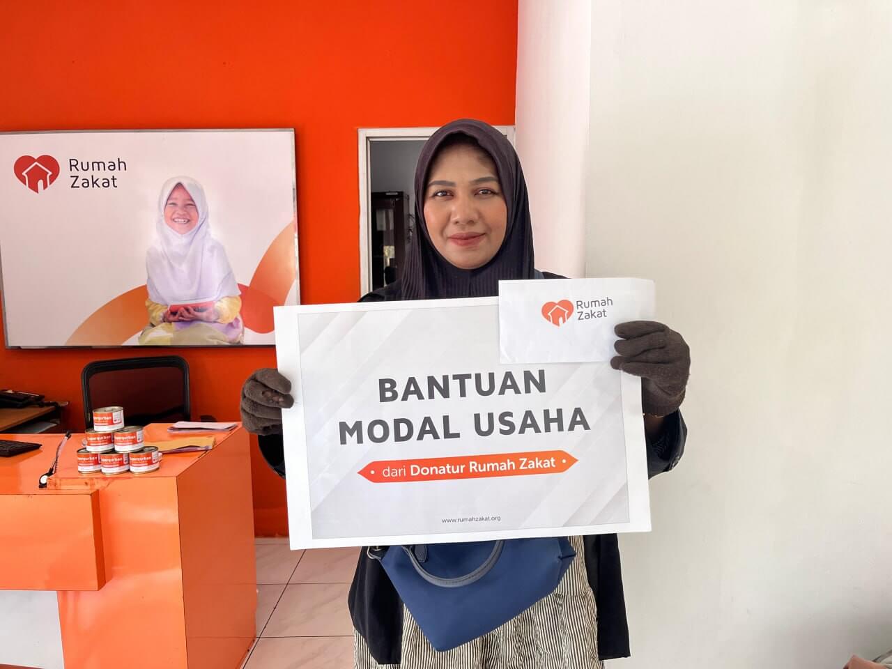 photo_2025-08-06_10-29-45 Penyaluran bantuan modal usaha dari Rumah Zakat kepada Ibu Vony, mualaf di Cimahi