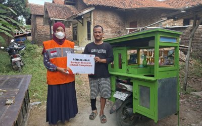 Rumah Zakat Salurkan Bantuan Ekonomi untuk Pak Kartono, Difabel Pejuang Nafkah di Cirebon