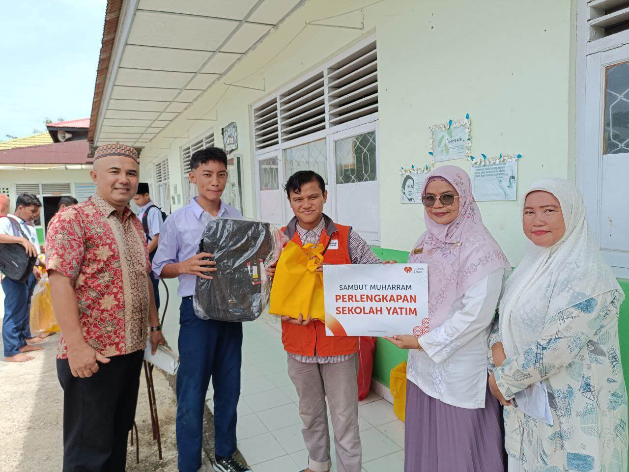 photo_2025-08-06_11-33-32 Tim Rumah Zakat dampingi belanja kebutuhan sekolah di Plaza Andalas