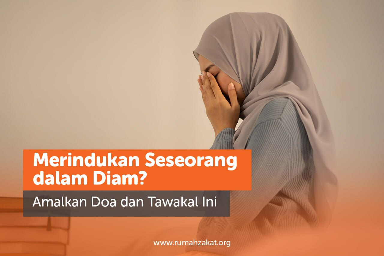 Seorang Muslim duduk merenung sambil menatap langit, menggambarkan perasaan rindu dalam diam.