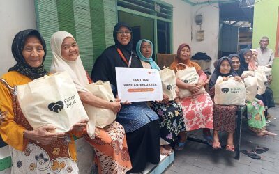 Meriahkan Bulan Kemerdekaan, Rumah Zakat Bantu Lansia Ampel dengan Paket Sembako