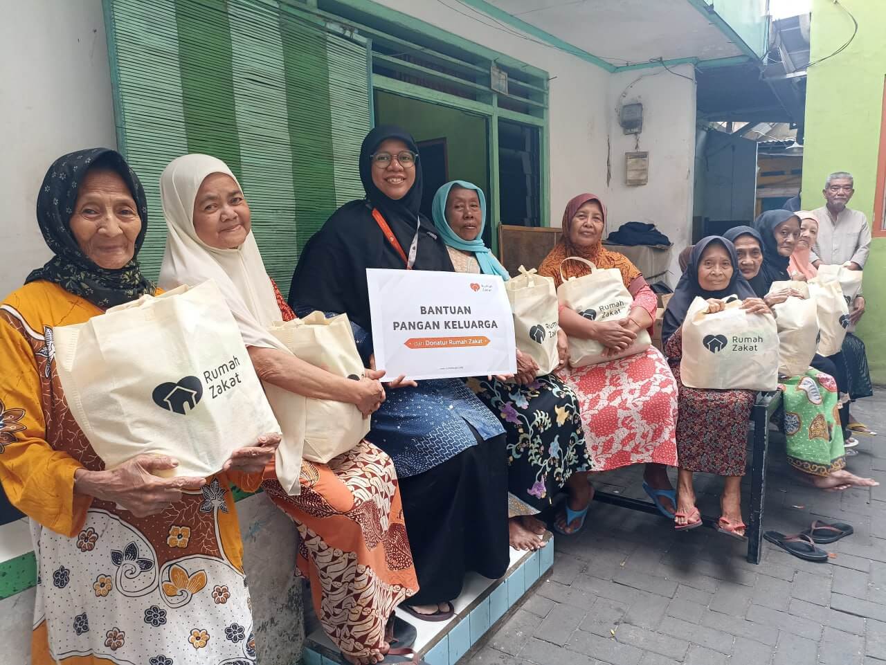 photo_2025-08-08_14-41-25 Lansia penerima sembako tersenyum bahagia di bulan kemerdekaan