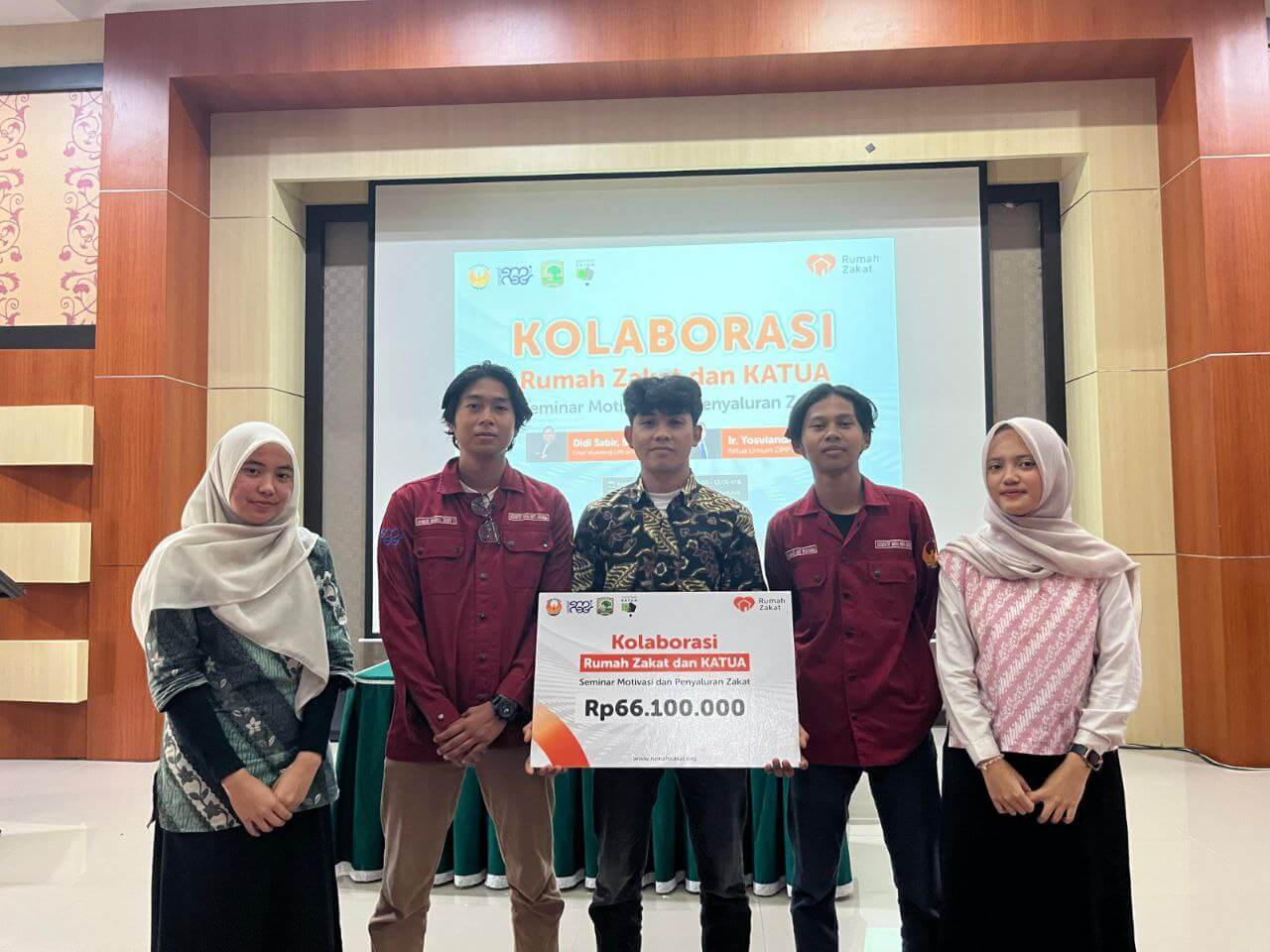 photo_2025-08-08_14-54-16 Penyerahan simbolis bantuan UKT dari Rumah Zakat dan KATUA kepada mahasiswa Fakultas Teknik Universitas Andalas