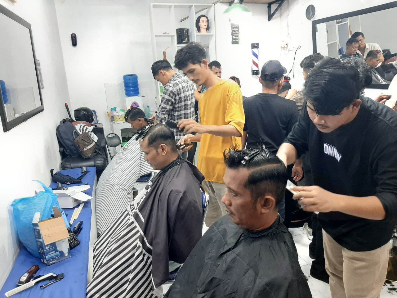 Peserta pelatihan barbershop Rumah Zakat sedang praktik teknik cukur fade