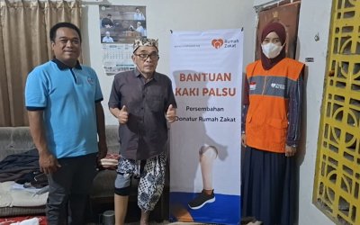 Rumah Zakat Salurkan Kaki Palsu untuk Pak Kholid di Cirebon