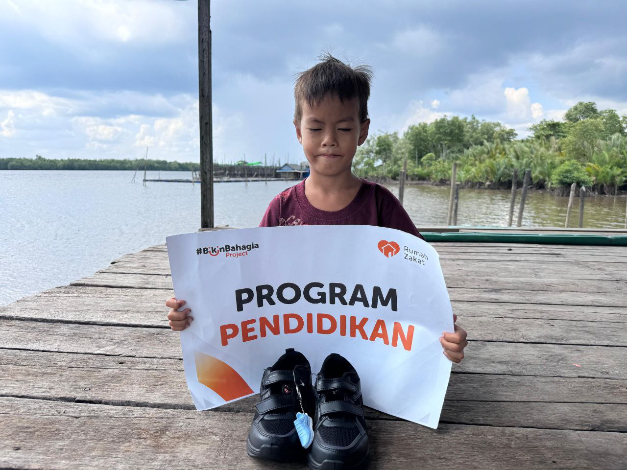 photo_2025-08-13_10-07-29 Relawan Rumah Zakat menyerahkan bantuan sepatu dan perlengkapan sekolah untuk yatim dhuafa di Sambas