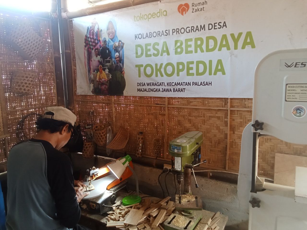 photo_2025-08-13_10-35-27 Proses pembuatan kerajinan bambu oleh penerima manfaat Rumah Zakat