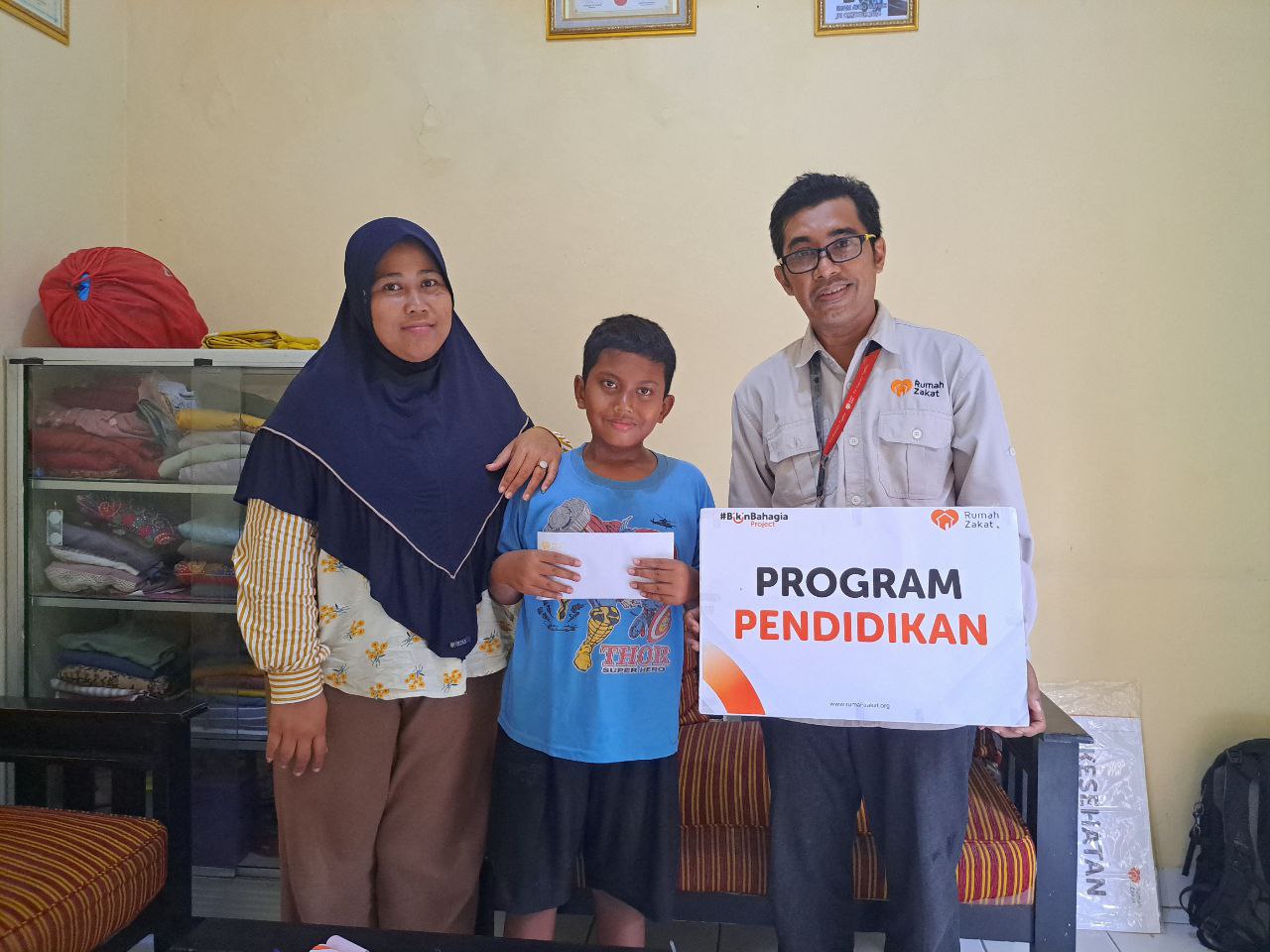 photo_2025-08-14_13-16-29 Rumah Zakat Cilegon menyalurkan bantuan biaya pendidikan kepada Imam, anak berusia 10 tahun di Cilegon, untuk mendukung semangat belajarnya meski menghadapi keterbatasan.