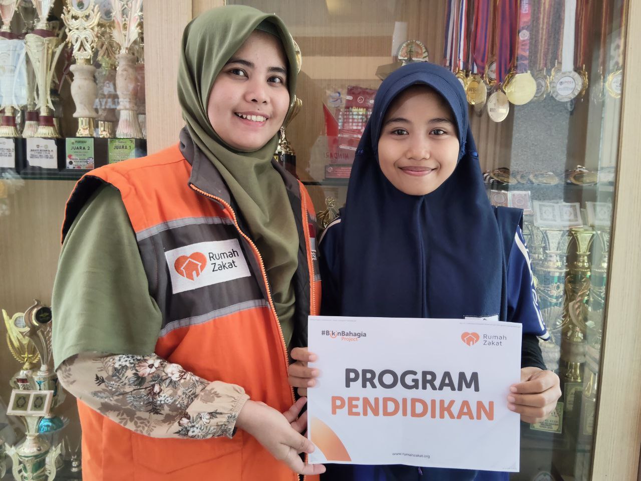 photo_2025-08-15_16-52-59 Ajeng menerima bantuan biaya pendidikan dari Rumah Zakat di Batam