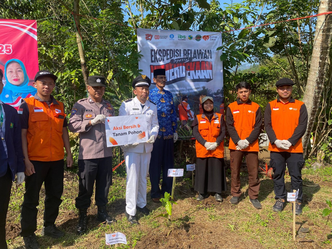 photo_2025-08-19_10-21-37 Penanaman pohon di Kampung Budiharti Desa Rancasenggang memperingati Hari Kemerdekaan RI