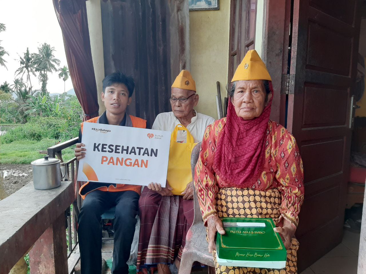 photo_2025-08-19_10-39-35 Tim Rumah Zakat menyalurkan bingkisan kesehatan pangan untuk veteran di Kota Padang