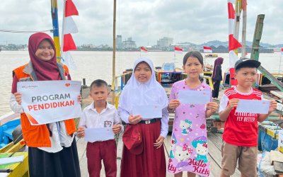 Rumah Zakat Samarinda Berikan Bantuan Pendidikan untuk Anak-anak Pengemudi Kapal Klotok