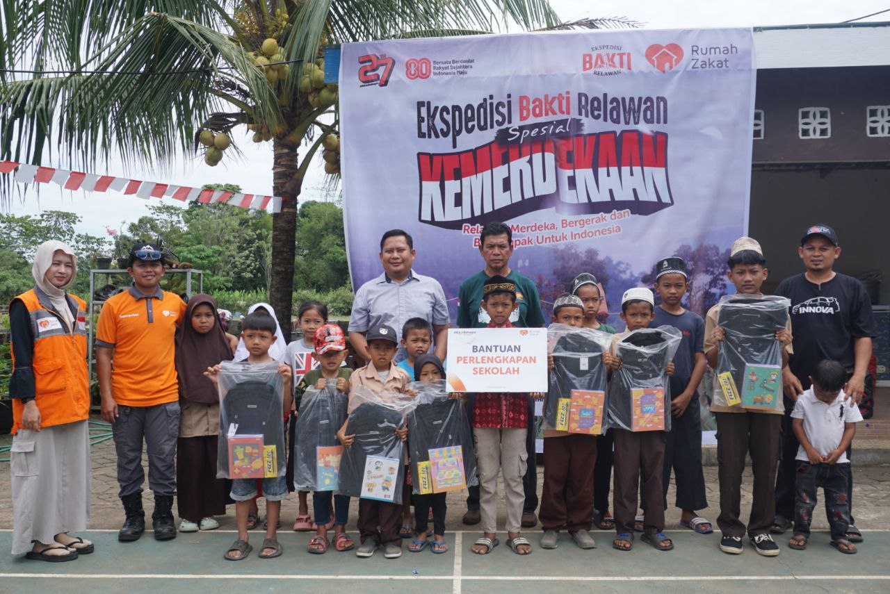 photo_2025-08-21_10-17-12 Ekspedisi Kemerdekaan Rumah Zakat bagikan perlengkapan sekolah untuk anak-anak prasejahtera di Dusun Balocci, Maros.