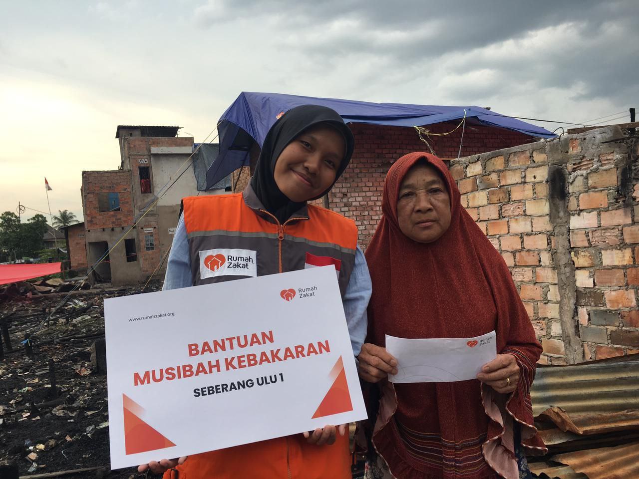 photo_2025-08-22_13-52-25 Rumah Zakat Palembang Salurkan Bantuan Korban Kebakaran