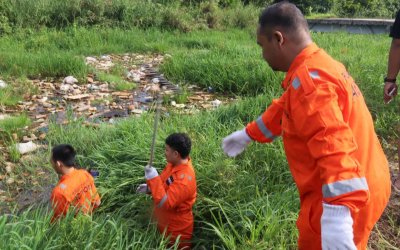 Relawan Rumah Zakat Kalimantan Selatan Aksi Bersih Sungai Handil Bakti di Hari Konservasi Alam Nasional