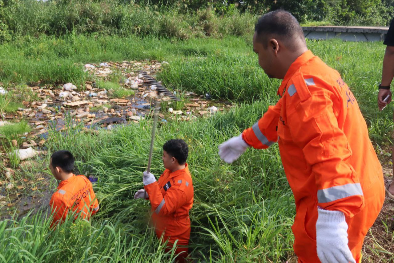 photo_2025-08-26_10-17-45 Relawan Rumah Zakat Kalimantan Selatan membersihkan Sungai Handil Bakti
