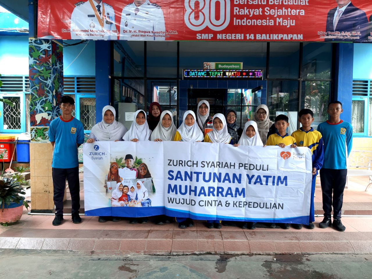 photo_2025-08-27_10-26-52 Zurich Syariah bersama Rumah Zakat menyalurkan santunan yatim dhuafa di SMP Negeri 14 Balikpapan