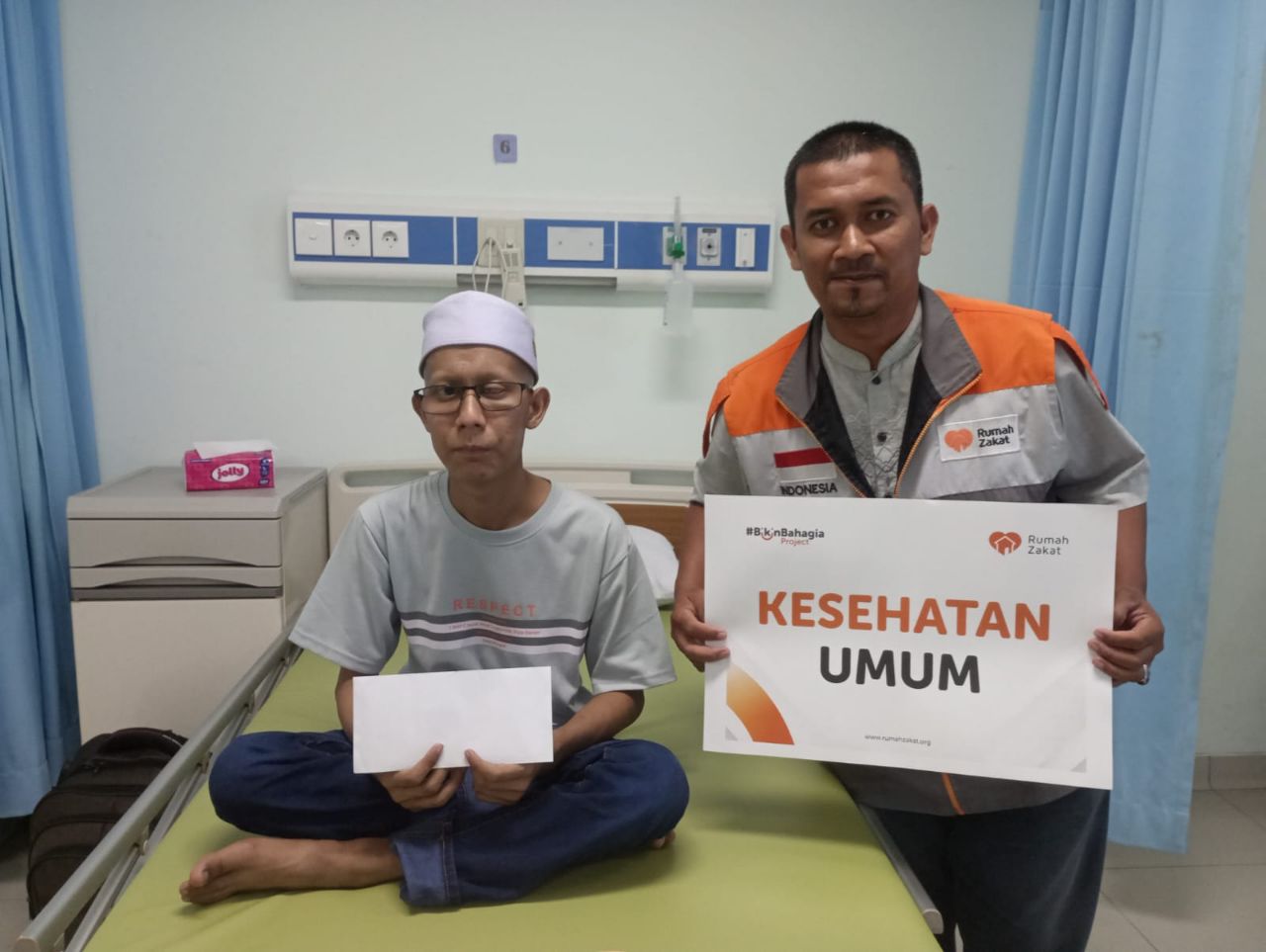 photo_2025-08-29_14-42-25 Relawan Rumah Zakat menyalurkan bantuan kesehatan kepada Yulizar, seorang santri di Aceh Selatan yang menderita Karsinoma Nasofaring Relaps.