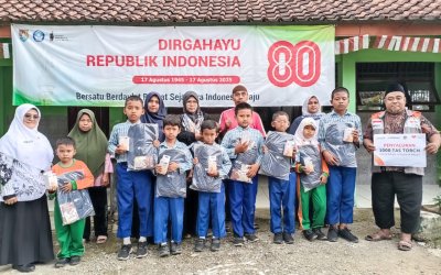 Rumah Zakat dan Torch Salurkan 1000 Tas untuk Pelajar di Pelosok Negeri