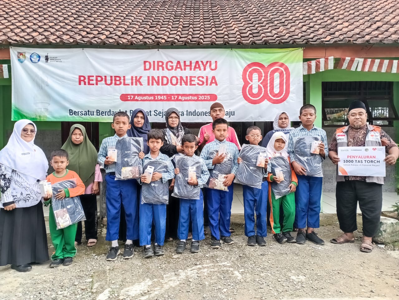 Penyaluran Program 1000 Tas untuk Pelajar di Pelosok Negeri oleh Rumah Zakat di SDN Mujur Lor 02 Cilacap