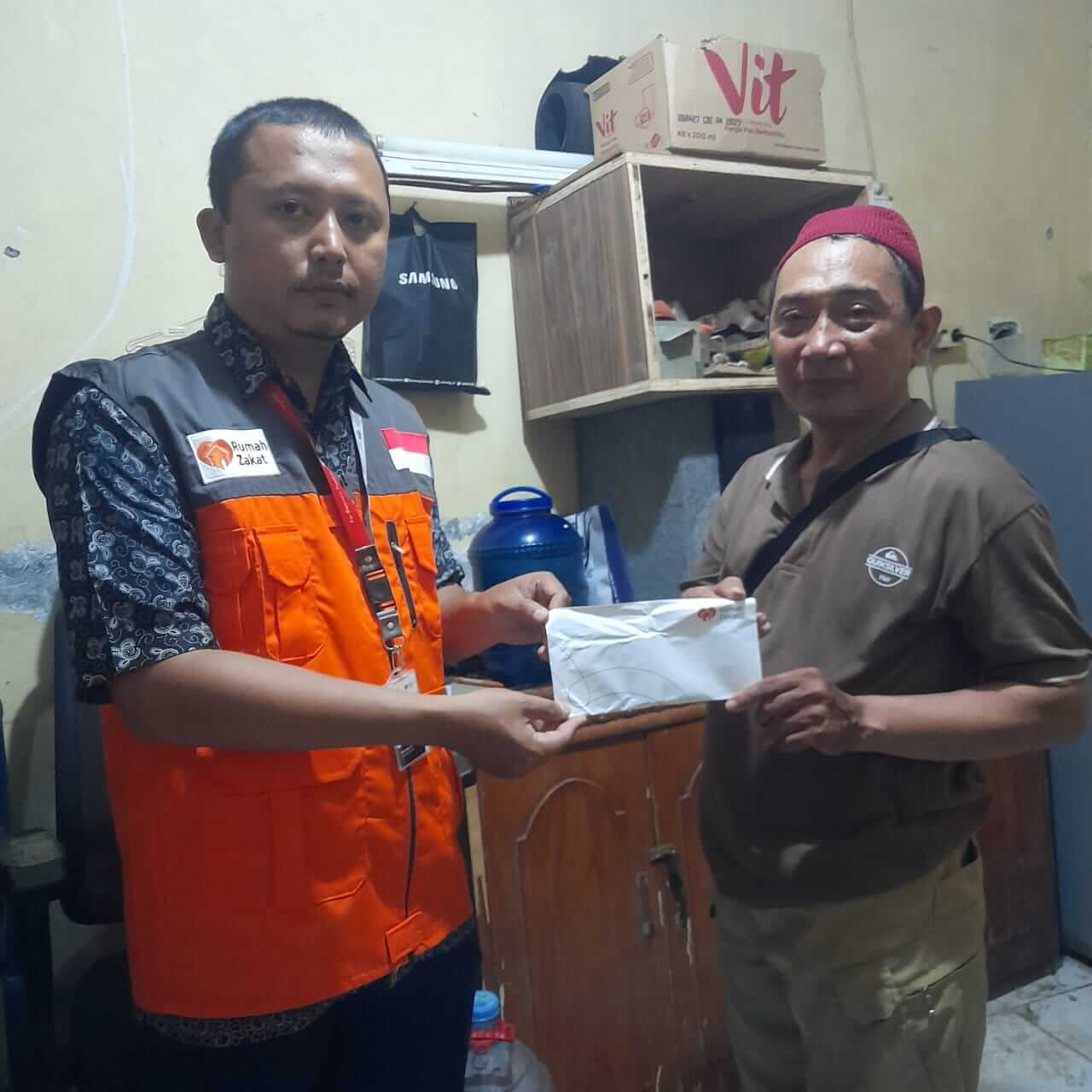 Aksi Rumah Zakat dukung Warga Saling Jaga dengan santunan keluarga korban unjuk rasa