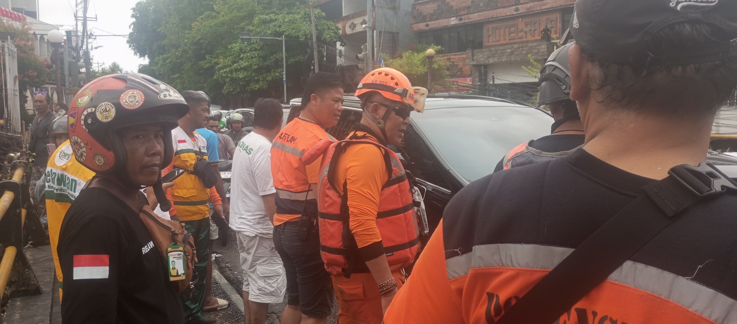 Bali 2 Relawan Rumah Zakat bantu korban banjir di Bali dengan evakuasi warga terdampak di Denpasar.