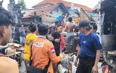 Relawan Rumah Zakat Pascabanjir Denpasar Lakukan Aksi Bersih-Bersih dan Salurkan Bantuan