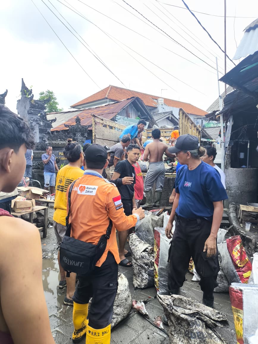 Bali 3 Relawan Rumah Zakat bersih-bersih pascabanjir di Denpasar, Bali.