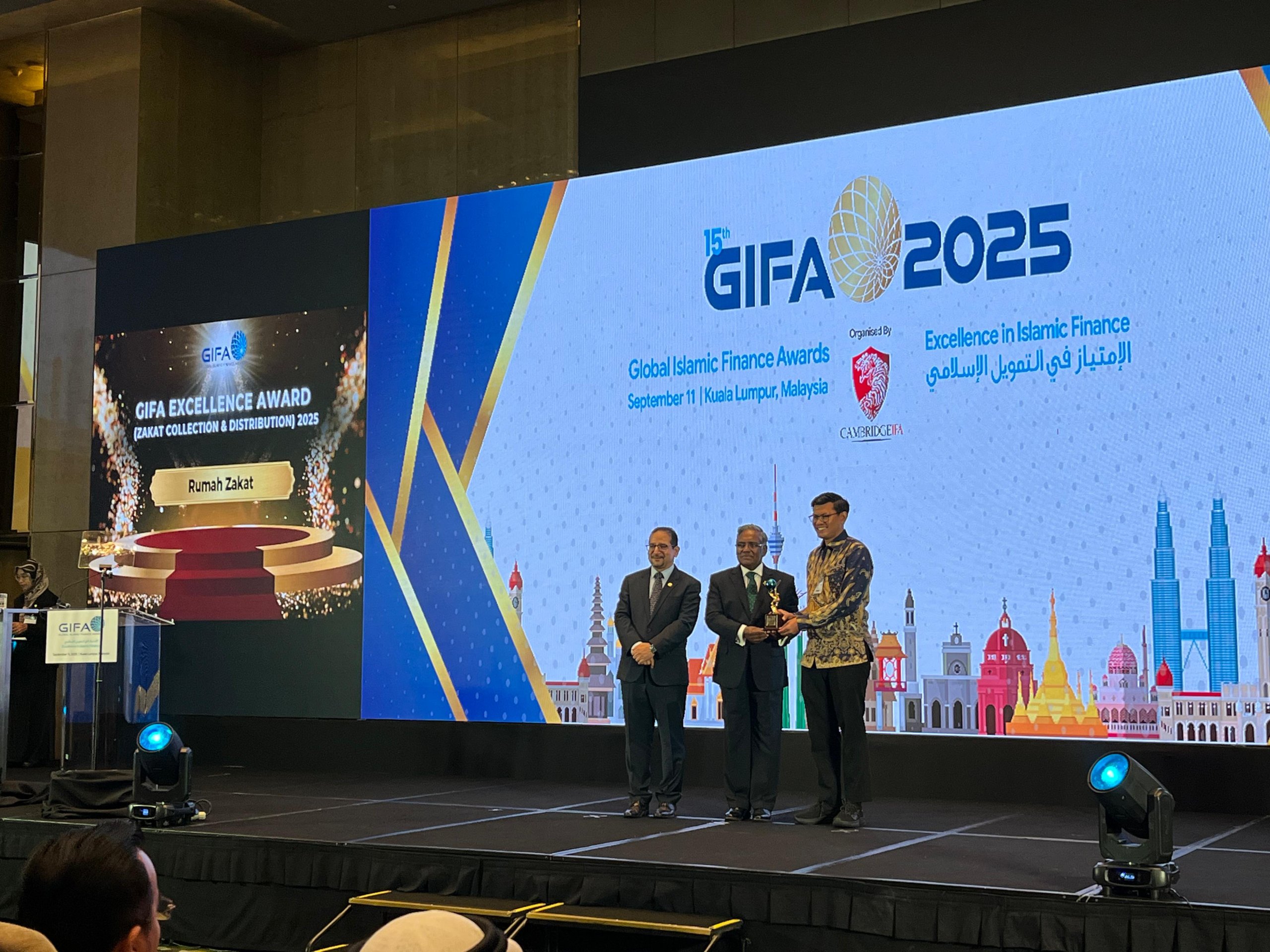 GIFA CEO Rumah Zakat menerima GIFA Excellence Award 2025 di Kuala Lumpur