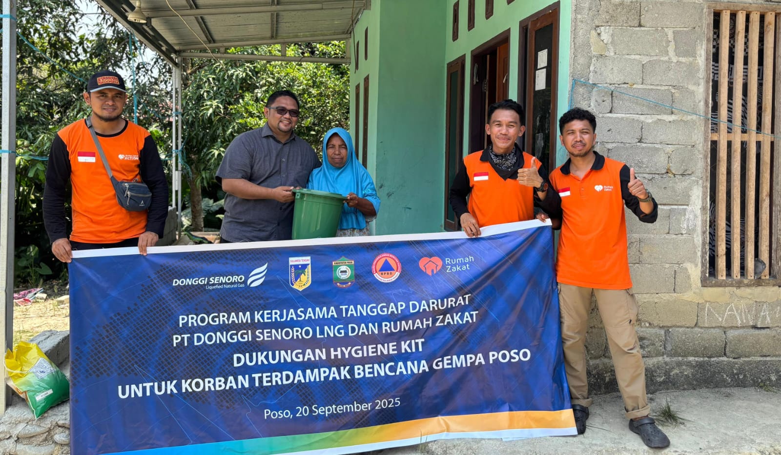 PT Donggi Senoro LNG bersama Rumah Zakat menyalurkan 100 paket Hygienekit untuk penyintas gempa Poso.