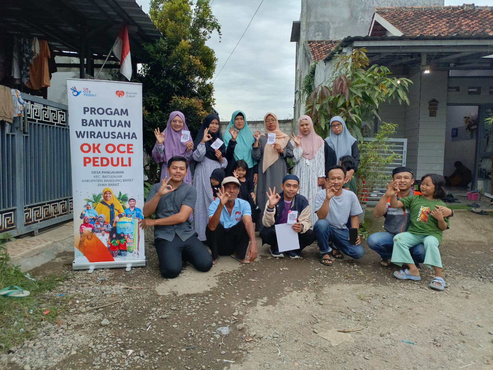 Ok Ok Oce Peduli dan Rumah Zakat memfasilitasi pembuatan QRIS dan NIB bagi pelaku wirausaha di Desa Pangauban, Bandung Barat.