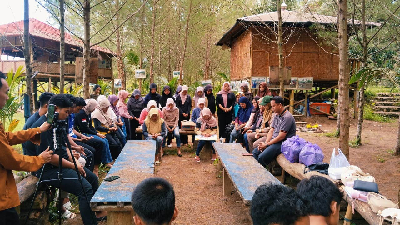 Pantai 3 Relawan Destana dan Rumah Zakat memungut sampah plastik dalam aksi bersih pantai Pacitan di kawasan mangrove.