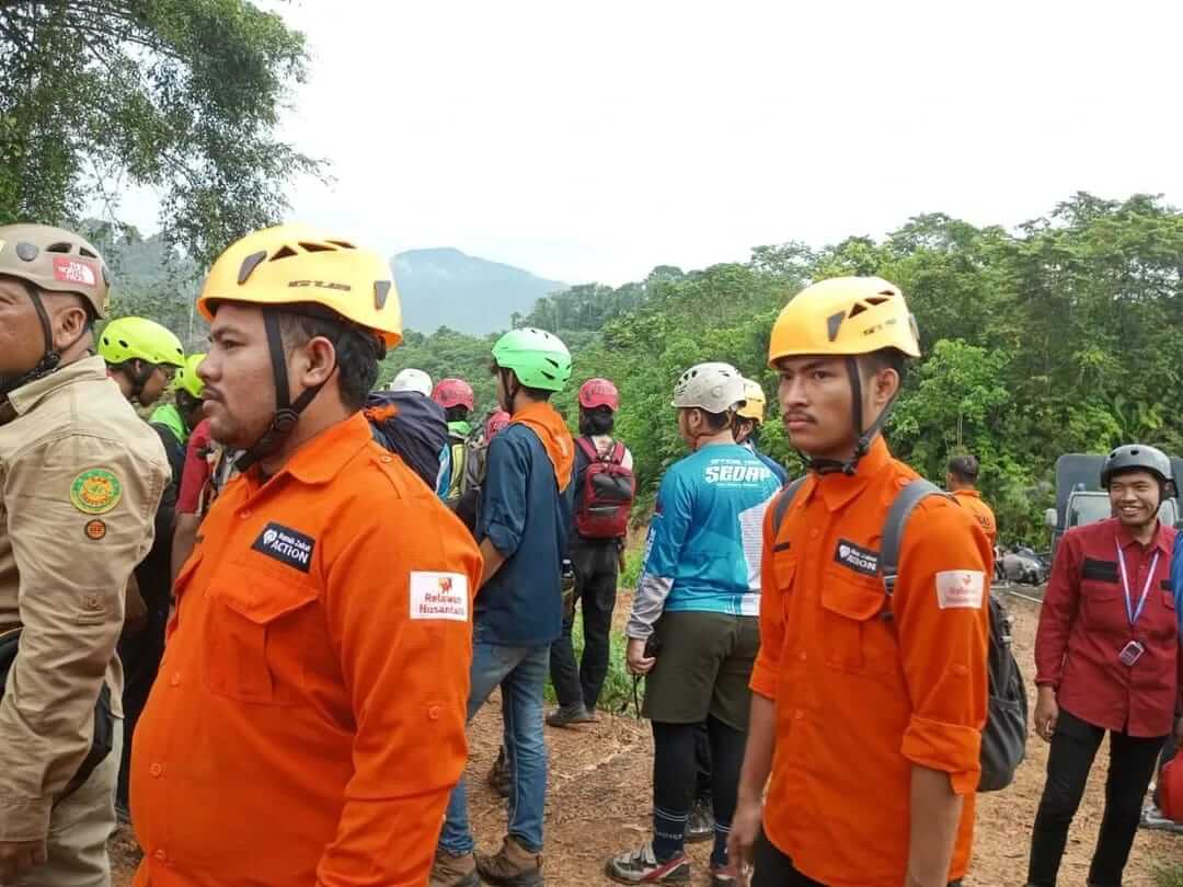 Relawan 1 Relawan Rumah Zakat Kalsel mendirikan Pos Segar di lokasi pencarian helikopter jatuh di Tanah Bumbu.
