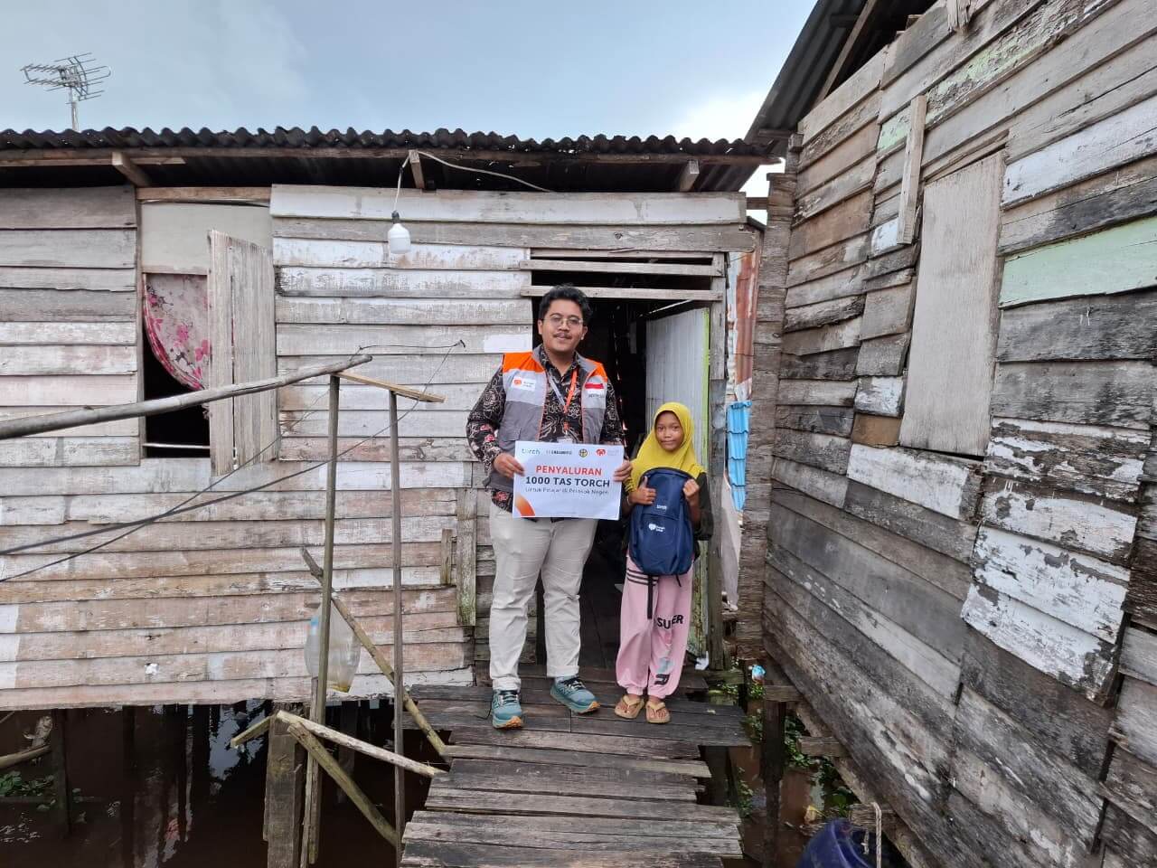 Torch 2 Anak-anak menerima 1000 Tas Torch untuk Pelajar Negeri dari Rumah Zakat