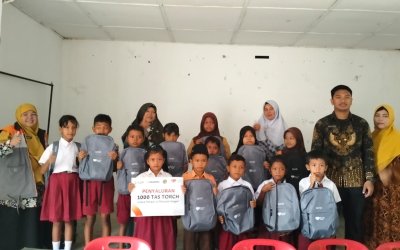 Rumah Zakat Salurkan Paket Tas Torch untuk Pelajar di Nagori Sahkuda Bayu