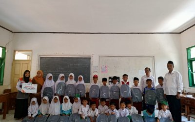 Torch Bersama Rumah Zakat Salurkan Bantuan 1000 Tas untuk Pelajar di Pangandaran