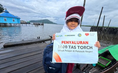 TORCH & Rumah Zakat Salurkan Bantuan Tas Sekolah untuk Pelajar di Pelosok Negeri