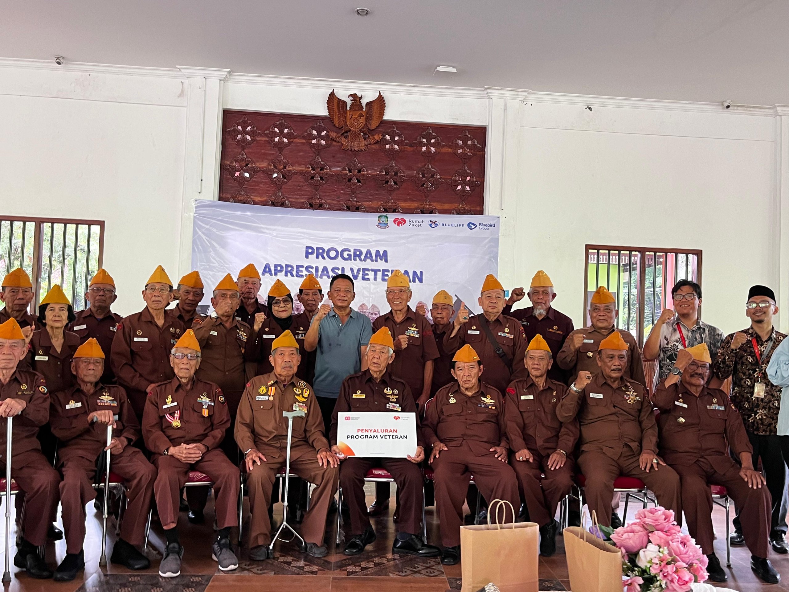 Veteran menerima paket apresiasi dari Rumah Zakat dan Blue Bird di Bekasi