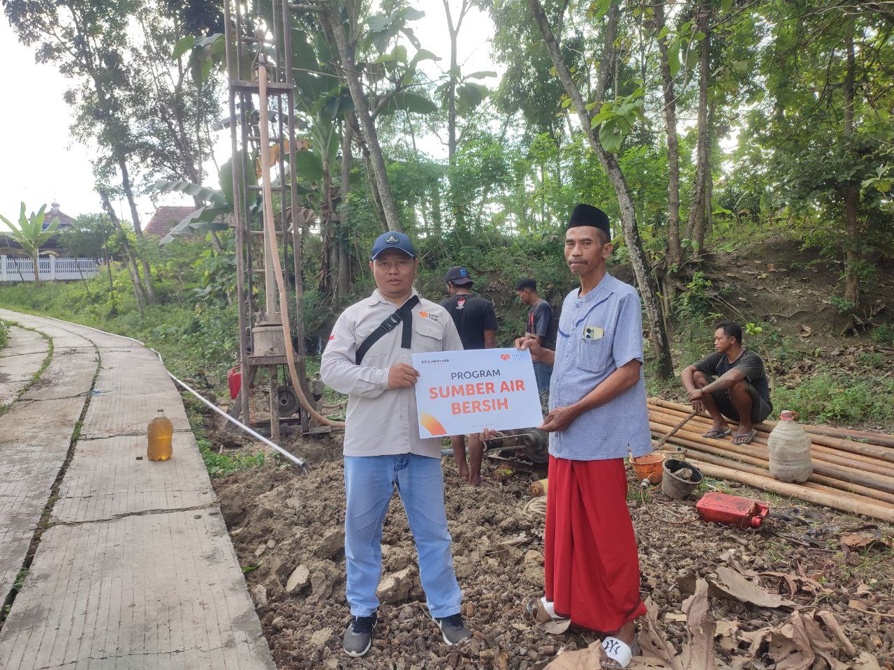 Relawan Rumah Zakat melakukan pengeboran sumur di Dusun Kayen Grobogan.
