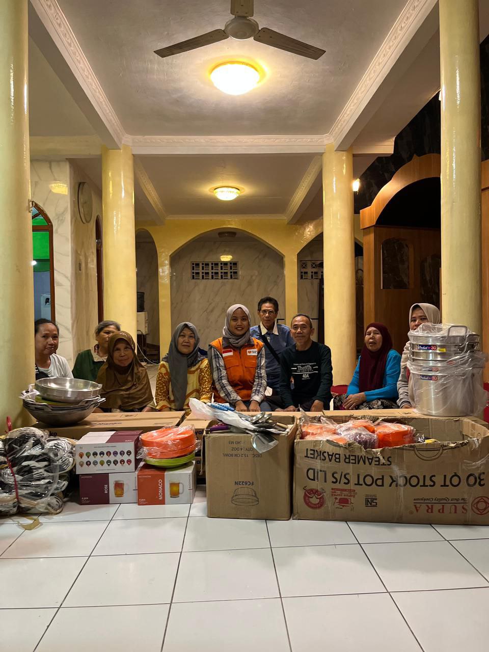 photo_2025-09-09_09-38-37 Relawan Rumah Zakat menyalurkan bantuan kitchen set untuk korban kebakaran di Kelurahan Burangrang, Bandung