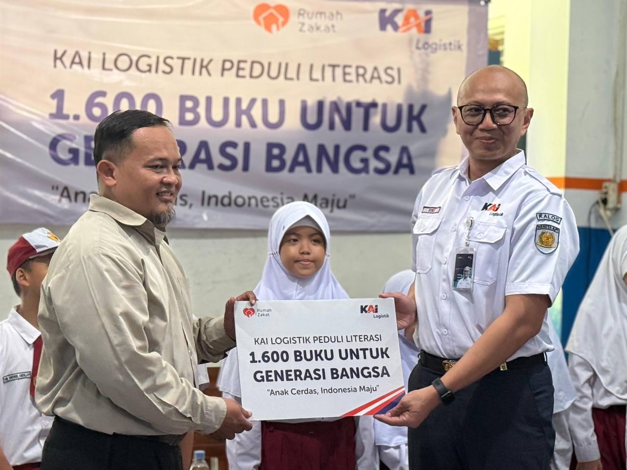 photo_2025-09-10_13-10-00 KAI Logistik dan Rumah Zakat salurkan 1.600 buku untuk Hari Literasi Internasional