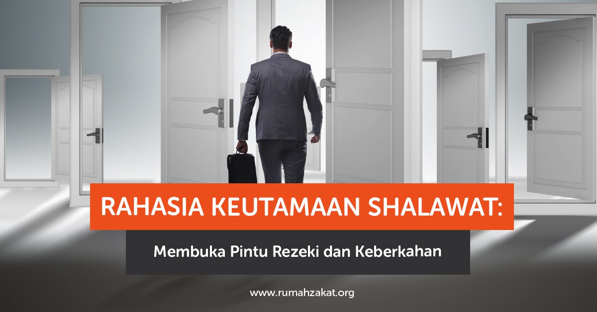 Seorang muslim berdoa sambil membaca shalawat